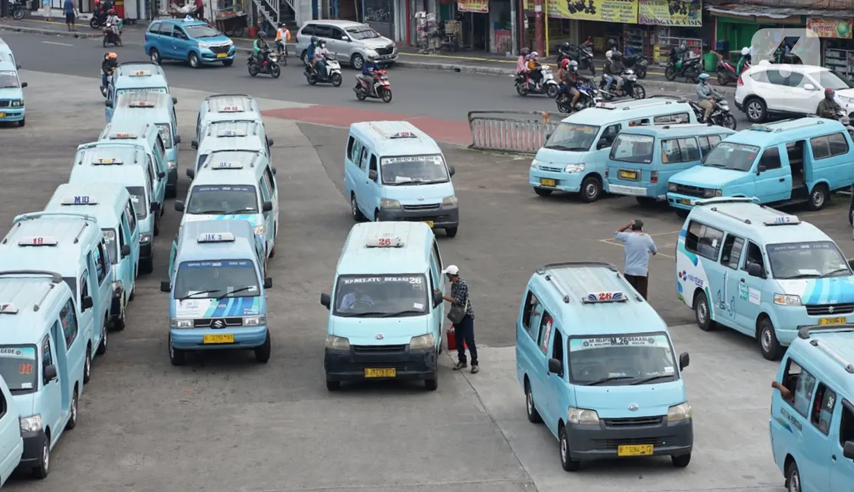 Angkutan umum menunggu penumpang di Terminal Kampung Melayu, Jakarta, Sabtu (26/9/2020). Dinas Perhubungan DKI Jakarta mencatat penurunan jumlah penumpang harian angkutan umum perkotaan hingga 22,83 persen selama 12 hari terakhir penerapan PSBB Jakarta. (Liputan6.com/Immanuel Antonius)