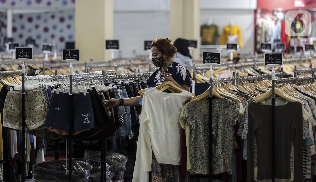 Warga memilih pakaian di salah satu pusat perbelanjaan di Jakarta, Rabu (25/3/2021). Senior Financial Planner Aidil Akbar Madjid mengatakan program yang digulirkan pemerintah dalam pemulihan ekonomi nasional harus seiring dengan upaya mendongkrak daya beli masyarakat. (Liputan6.com/Johan Tallo)