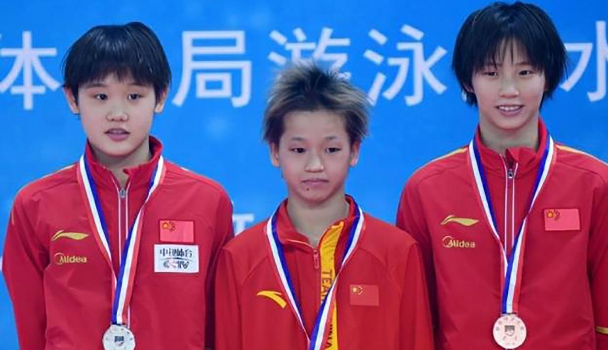 Quan Hongchan (tengah). Atlet loncat indah putri Cina berusia 14 tahun ini juga akan berlaga di nomor papan 10 meter seperti rekannya, Chen Yuxi. Quan Hongchan merupakan satu-satunya peloncat indah putri yang belum sekalipun menyabet gelar juara dunia. (Foto: scmp.com)