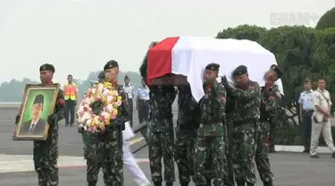 Jenazah KH Hasyim Muzadi tiba di Halim Perdanakusuma sekitar pukul 13.00 setelah diterbangkan dari Malang. 