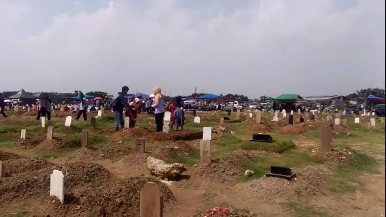 Warga berziarah kubur jelang Ramadan di TPU Jakarta.
