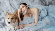 Di pemotretan kali ini, pemilik nama lengkap Catherine Sharon Gasnier ini tampil dalam balutan dress tile berwarna biru muda. Ia pun terlihat memukau dalam pemotretan ini. (Liputan6.com/IG/winstongomez)