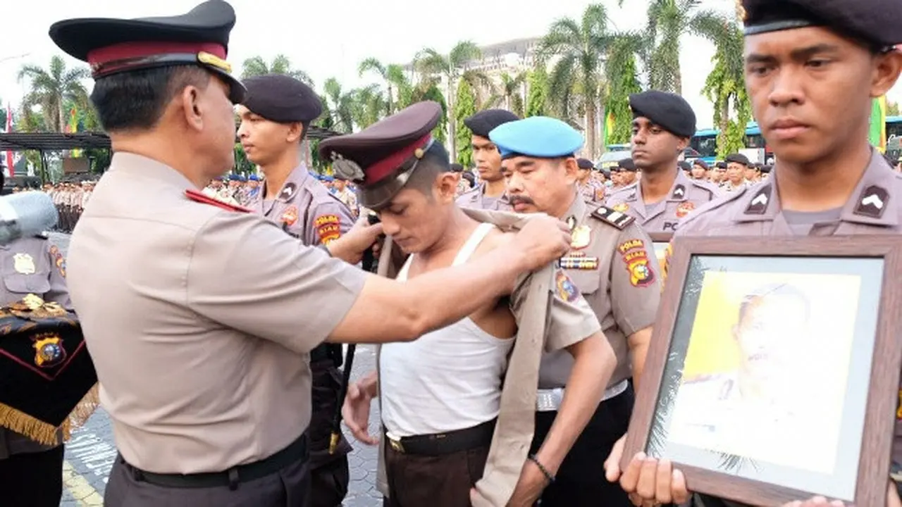 Kapolda Riau Irjen Pol Widodo Eko Prihastopo melepas seragam polisi dipecat.