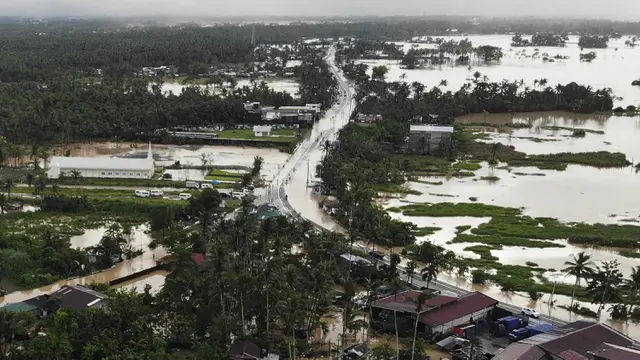 FOTO: Badai Tropis Agaton Sebabkan Banjir dan Tanah Longsor di Filipina