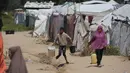 Data terbaru UNICEF mengungkap rata-rata pasokan air minum harian di Gaza hanya menyentuh angka 7 liter per orang. Tampak dalam foto, warga mengambil air minum di kamp pengungsi Bureij, Jalur Gaza Tengah pada 28 April 2026. (Eyad Baba/AFP)