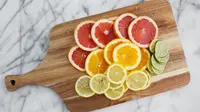 Jika Anda terbiasa menggunakan buah lemon untuk melakukan perawatan kecantikan, ini saatnya berhenti, mengapa? Simak di sini. Sumber foto: popsugar.com.