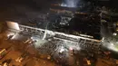 Petugas pemadam kebakaran Layanan Darurat Negara Ukraina bekerja untuk memadamkan api di pusat perbelanjaan yang terbakar setelah serangan roket di Kremenchuk, Ukraina, Senin malam (27/6/2022)malam. (AP Photo/Efrem Lukatsky)