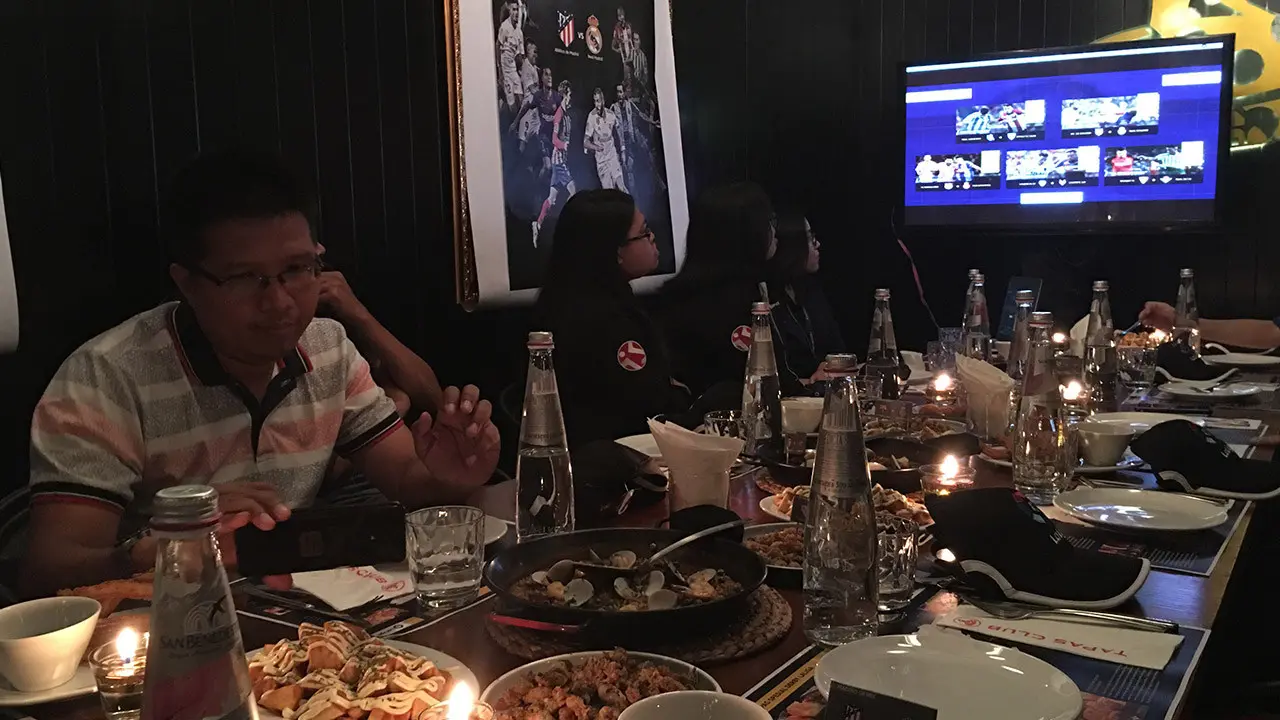 Nurfahmi Budi dari Bola.com menghadiri undangan makan ala Spanyol dari perwakilan La Liga di Indonesia. (Bola.com/Erwin Fitriansyah)