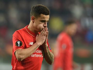 Ekspresi pemain Liverpool, Philippe Coutinho, setelah gagal memanfaatkan peluang di depan gawang Augsburg pada laga leg pertama 32 besar Liga Europa, di WWK Arena, Augsburg, Jerman, Jumat (19/2/2016) dini hari WIB. (AFP/Christof Stache)