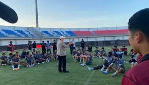 Presiden klub Madura United, Achsanul Qosasi punya cara unik untuk memompa semangat pemain jelang laga pembuka BRI Super League di Gelora Ratu Pamellingan, Pamekasan, kemarin (6/8/2025) sore. (Bola.com/Wahyu Pratama)