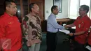 Perwakilan Serikat Pekerja PLN memberikan tuntutannya ke salah satu Direktur Human Capital Management PLN, Muhammad Ali (kedua kanan) Kantor PLN Pusat, Jakarta, Kamis (11/2). (Liputan6.com/Johan Tallo)