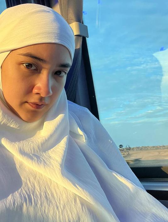 Begini penampilan Nadya Arina saat berada di Tanah Suci. Sudah berusia 25 tahun, saat ini memang cukup banyak selebriti menjalani ibadah umrah di usia muda. Seperti halnya Al, El dan Dul yang sempat menemani ibadah umrah ibundanya. (Liputan6.com/IG/@nadyaarina)