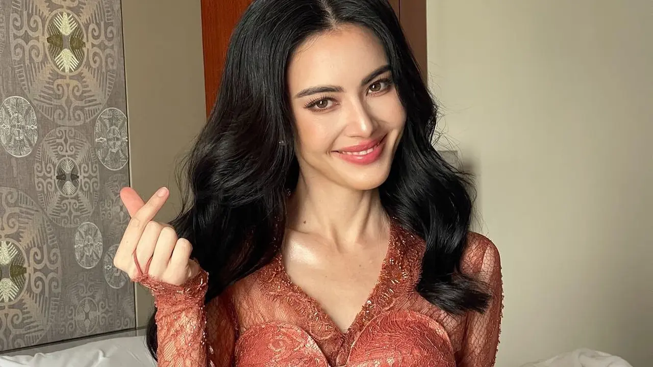 6 Gaya Melokal Aktris Thailand Davika Hoorne Pakai Kebaya sambil Makan Jajanan Pasar saat Tiba di Jakarta