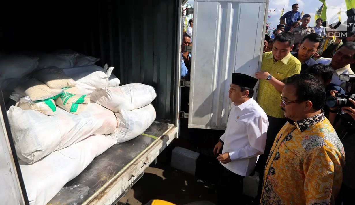 Ketua DPR sekaligus Ketua DPP Partai Golkar Setya Novanto di dampingi Ketua Fraksi Golkar, Robert Joseph Kardinal mengecek mobil berisi sembako saat Acara pelepasan 25 ribu paket sembako, Jakarta, Jumat (16/6). (Liputan6.com/Johan Tallo)