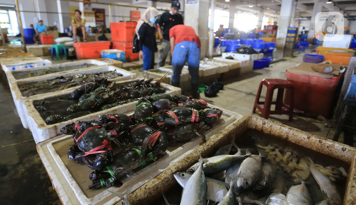 Pekerja mempersiapkan ikan di Pasar Ikan Modern Muara Baru, Jakarta, Jumat (8/10/2021). Nelayan Muara Baru menghentikan aksi mogok bongkar muat terkait penolakan PP No 85 Tahun 2021 mengenai naiknya tarif Penerimaan Negara Bukan Pajak (PNBP) sektor perikanan. (Liputan6.com/Herman Zakharia)