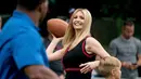 Penasihat Gedung Putih yang juga putri Presiden Amerika Serikat Donald Trump, Ivanka Trump bersiap melemparkan bola rugby saat menghadiri acara "White House Sports and Fitness Day" di Gedung Putih, Washington, AS, (30/5). (AP Photo / Susan Walsh)