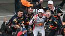 Ini menjadi kemenangan perdana Max Verstappen di ajang Formula 1 musim 2025. (MOHD RASFAN/AFP)