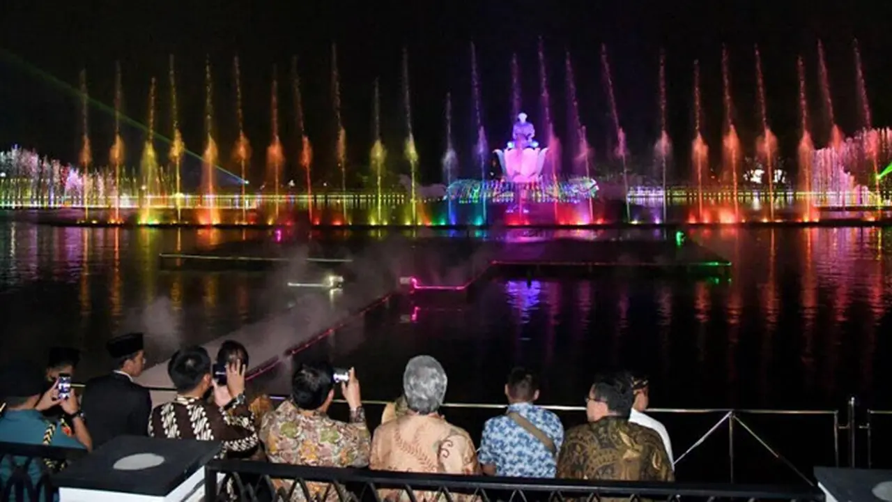 Air Mancur Taman Sri Baduga itu berada di tengah kota, di kawasan Situ Buleud dan sukses menjadi destinasi favorit masyarakat.