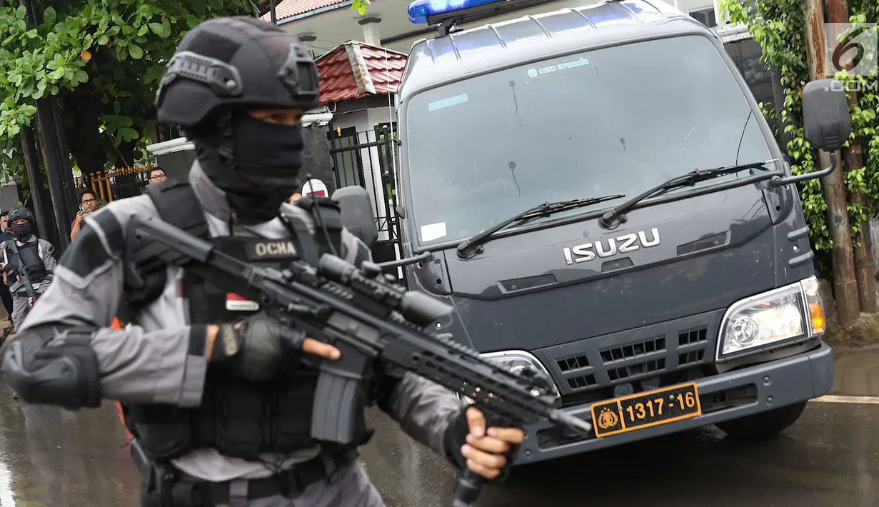 Polisi bersenjata melakukan pengamanan sidang pembelaan terdakwa kasus bom Thamrin, Aman Abdurrahman di Pengadilan Negeri Jakarta Selatan, Jumat (25/5). Personel Polri dan TNI yang diterjunkan ditambah menjadi 270 orang. (Liputan6.com/Immanuel Antonius)