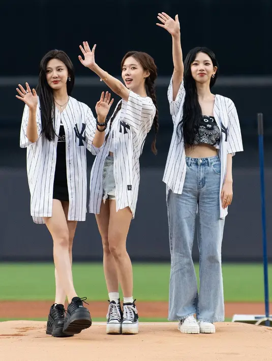 "K-pop group Aespa was at Yankee Stadium tonight to throw out the first pitch," tulis akun Instagram mlblife. (Foto: Instagram/ mlblife)