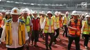 Suasana saat Menkeu Sri Mulyani bersama Menteri PUPR Basuki Hadimuljono serta Sesmenpora meninjau Stadion Utama Gelora Bung Karno di Senayan, Jakarta, Kamis (23/11). (Liputan6.com/Pool/Sesmenpora)