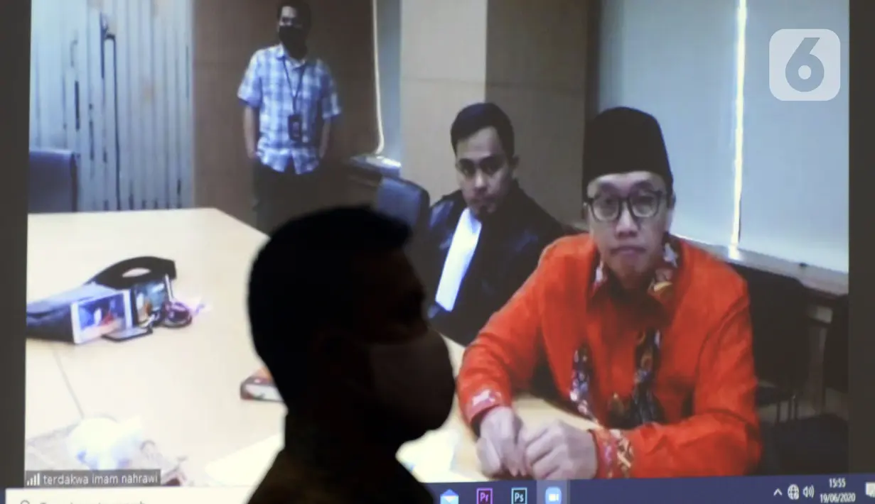 Terdakwa mantan Menpora Imam Nahrawi saat sidang pembacaan pledoi atau pembelaan secara online di Gedung KPK, Jakarta, Jumat (19/6/2020). Sebelumnya, Imam Nahrawi dituntut 10 tahun penjara dan denda Rp 500 juta subsider 6 bulan kurungan terkait dugaan suap dana hibah KONI. (merdeka.com/Dwi Narwoko)