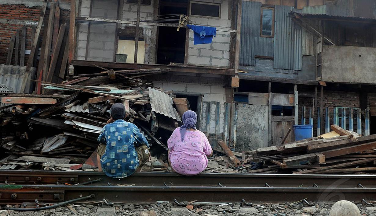 Persaingan hidup dan kerasnya ibukota membuat fenomena kehidupan di tepi rel kereta ini menjadi pemandangan yang miris, Jakarta, Jumat (20/06/14). (Liputan6.com/Faisal R Syam)
