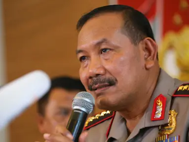 Kapolri Badroidin Haiti memberikan keterangan pers di Gedung Divhumas Mabes Polri, Jakarta, Sabtu (16/1/2016). Kapolri memberikan keterangan terkait Teroris Bom Jakarta beberapa hari lalu. (Liputan6.com/Faizal Fanani)
