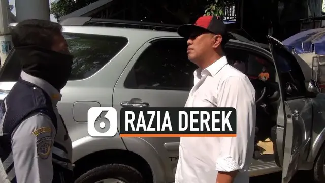 Seorang pengemudi ngotot karena kendaraannya duderek tanpa peringatan, dirinya juga tidak mau ketika polisi meminta surat-surat kendaraannya untuk ditilang. Keributan reda setelah mobil akhirnya diderek petugas.