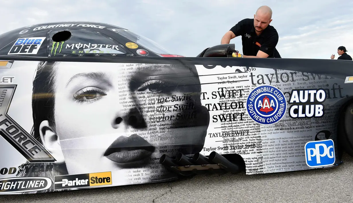 Bagian depan mobil balap Chevrolet Camaro SS yang didesain dengan sampul album ke-6 Taylor Swift "Reputation" di Las Vegas, Nevada (10/11). Di album terbarunya Taylor Swift berkolaborasi dengan Ed Sheeran dan Future. (AFP Photo/Getty Images/AFP)