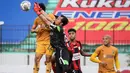 Kiper Bhayangkara FC, Awan Setho (tengah) berusaha menghalau bola saat menghadapi Persipura Jayapura dalam laga pekan ke-15 BRI Liga 1 2021/2022 di Stadion Moch. Soebroto, Magelang, Kamis (02/12/2021). (Bola.com/Bagaskara Lazuardi)