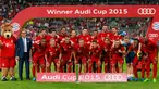 Para punggawa Bayern Muenchen berpose setelah menjuarai  Audi Cup 2015, Allianz Arena , Munich , Jerman, Kamis (6/8/2015). Bayern Muenchen menang dengan skor 1-0 yang dicetak oleh Robert Lewandowski pada menit 88. (Reuters/Jason Cairnduff)
