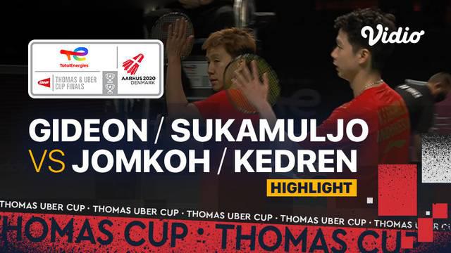 Berita video highlights pertandingan kedua Indonesia vs Thailand di Grup A Piala Thomas 2020, di mana Kevin Sanjaya / Marcus Gideon meraih kemenangan atas Supak Jomkoh / Kittinupong Kedren, Senin (11/10/2021) malam hari WIB.