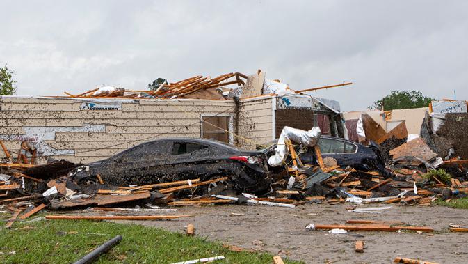 Tornado Hantam AS Saat COVID-19: Atap rumah rusak setelah tornado di Monroe, La, Minggu (12/4/2020). Badai Tornado menghantam Amerika Serikat bagian Selatan saat negara menghadapi pandemi COVID-19 yang menyebabkan kerusakan pada lingkungan dan bandara regional. (Nicolas Galindo/The News-Star via AP)