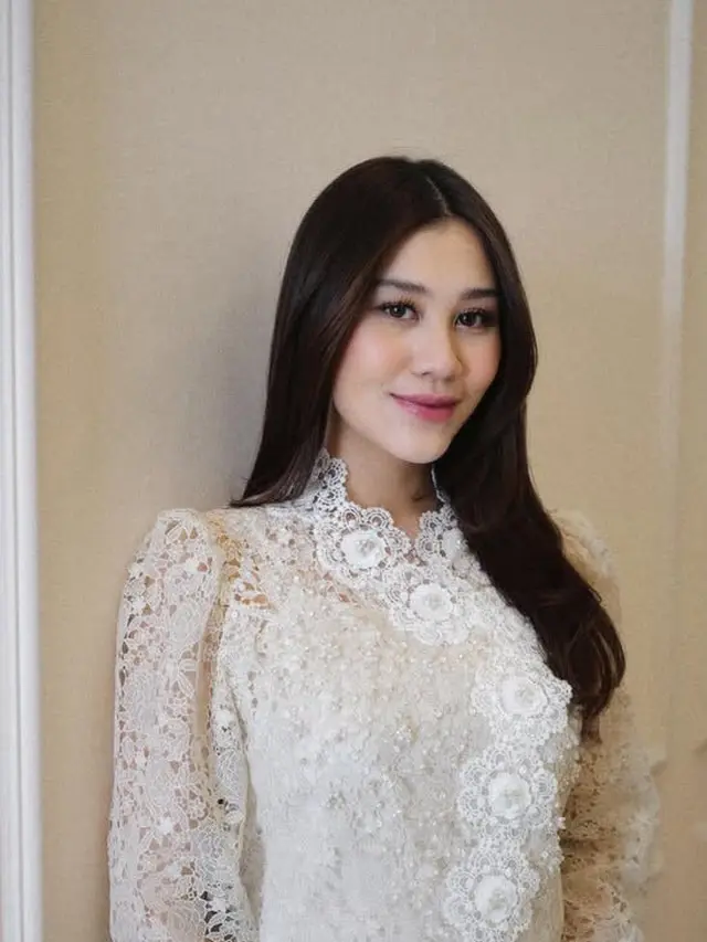 Gaya Artis dan Ibu Pejabat Kenakan Atasan Siluet Kebaya saat Lebaran.