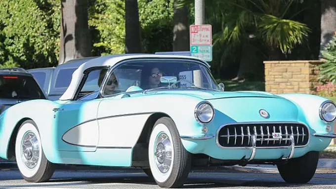 [Bintang] Kendall Jenner dan Hailey Baldwin