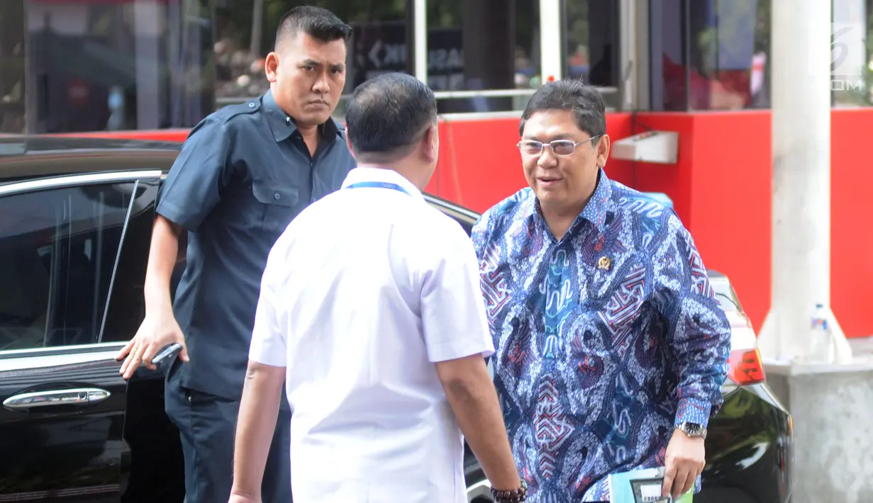 Wakil Ketua DPR Utut Adianto bersiap menjalani pemeriksaan di Gedung KPK, Jakarta, Selasa (18/9). diperiksa sebagai saksi dalam kasus dugaan suap proyek infrastruktur di Kabupaten Purbalingga. (Merdeka.com/Dwi Narwoko)