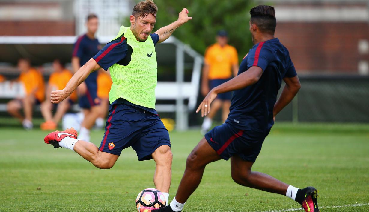 Francesco Totti tengah beraksi pada sesi latihan tour pra musim AS Roma di Ohiri Field, Cambridge, Massachusetts, (25/7/2016). (Maddie Meyer/Getty Images/AFP)