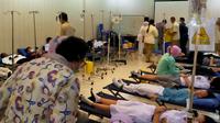 Diduga mengalami keracunan, puluhan pelajar kelas 7 dan 8 ini langsung dilarikan ke Rumah Sakit Sentosa oleh pihak sekolah lantaran mengeluh pusing, mual dan muntah. (Foto:Liputan6/Achmad Sudarno)