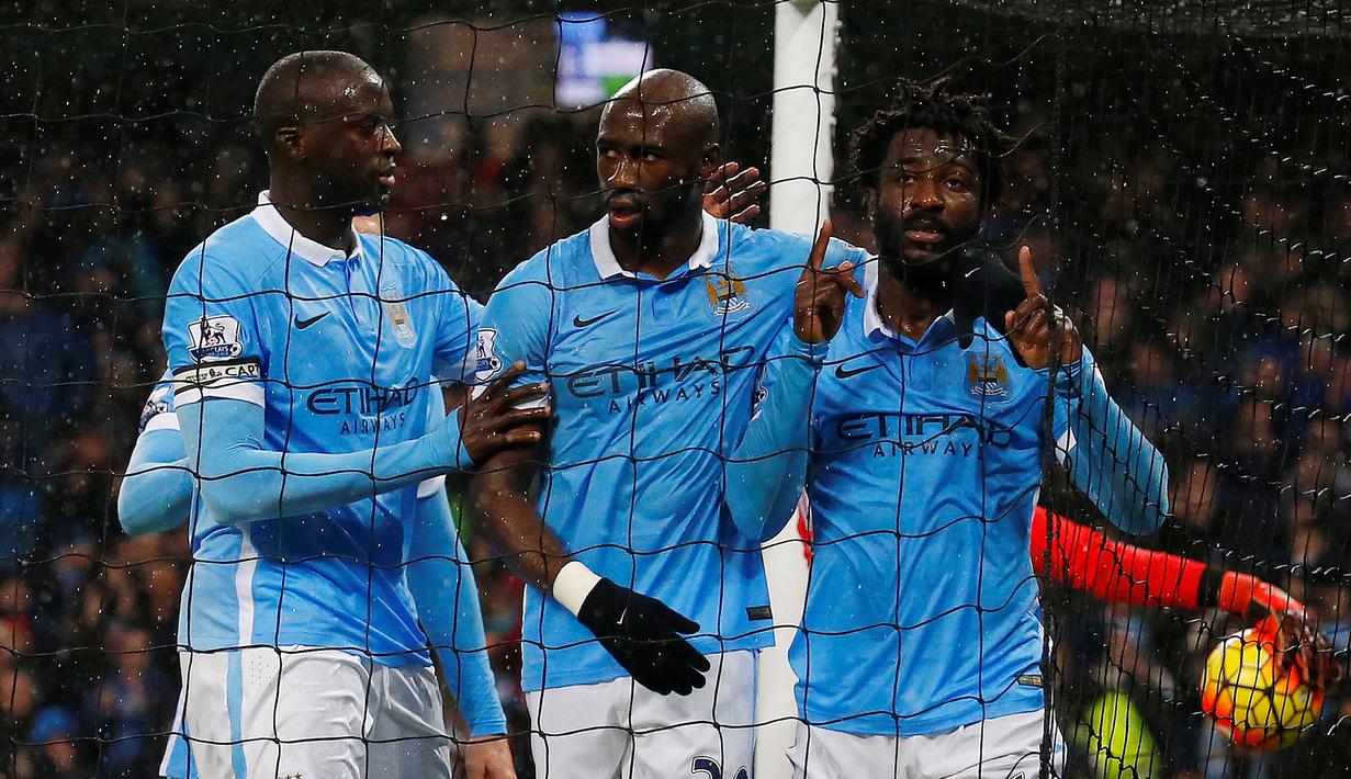 Pemain Manchester City merayakan gol yang dicetak Wilfried Bony (kanan) ke gawang Swansea City dalam lanjutan Liga Inggris di Stadion Etihad, Manchester, Sabtu (12/12/2015). (AFP/Lindsey Parnaby)