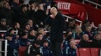 Manajer Man City Pep Guardiola tampak pusing meliihat anak asuhnya tidak berdaya di tangan Arsenal. (Glyn KIRK / AFP)