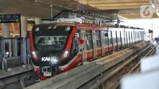 Light rail transit (LRT) Jabodebek saat mengikuti uji coba operasional terbatas, Jakarta, Minggu (27/08/2023).(Liputan6.com/Angga Yuniar)