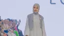Tampil serba putih dengan atasan tunik berbordir lengan panjang dipadukan celana panjang. Agar lebih stylish bisa padukan vest crop top warna biru yang serasi dengan kerudungnya. [@daraarafah]