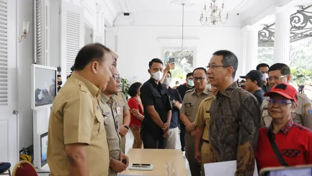 Penjabat (Pj) Gubernur DKI Jakarta Heru Budi Hartono kembali membuka layanan pengaduan di Pendopo Balai Kota DKI Jakarta, Gambir, Jakarta Pusat