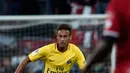 Pemain PSG, Neymar berusaha mengendalikan bola dalam lanjutan Liga Prancis melawan Guingamp di stadion Roudourou, Minggu (13/8). Selain tampil perdana memperkuat PSG, Neymar juga menyumbangkan 1 gol saat menggebuk Guingamp 3-0. (AP Photo/Kamil Zihnioglu)