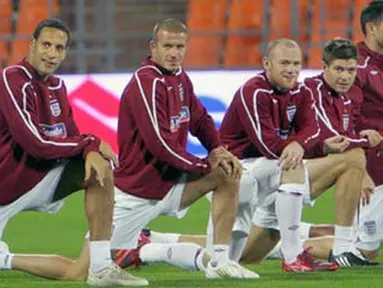 Rio Ferdinand, David Beckham, Wayne Rooney and Frank Lempard have a training session, in Minsk on October 14, 2008, on the eve of their match vs Belarus as part of a 2010 FIFA World Cup qualifier Group 6. AFP PHOTO/VIKTOR DRACHEV