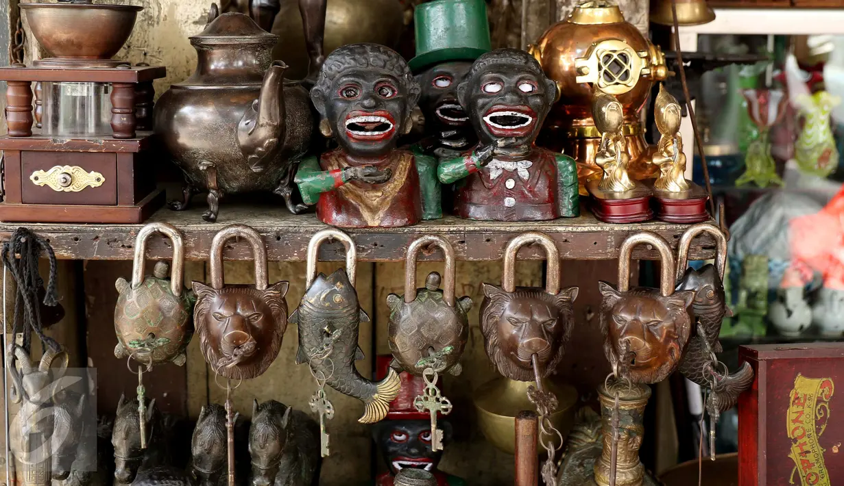 Aneka patung, pajangan rumah tangga hingga gembok unik dijual di Jalan Surabaya, Jakarta, Minggu (10/9). Pasar ini tidak hanya menjajakan barang antik saja namun juga terdapat kios yang menjual koper dan piringan hitam. (Liputan6.com/Gempur M. Surya)