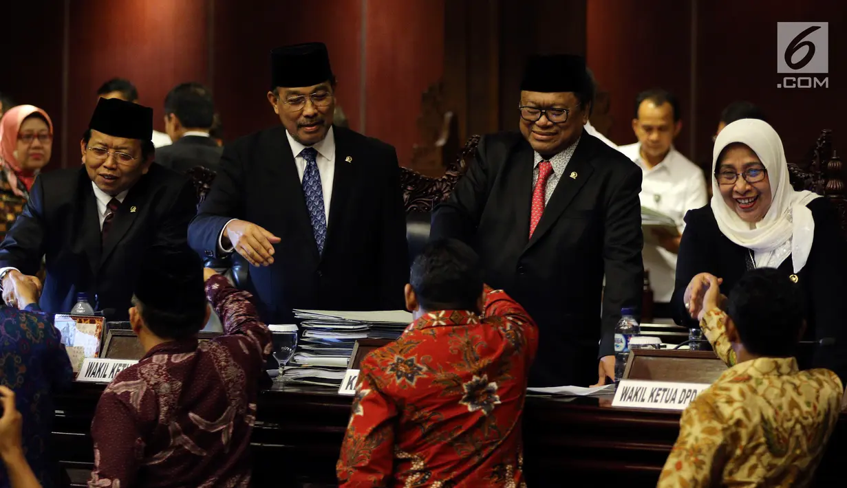 Anggota DPD memberikan selamat kepada Pimpinan DPD Khususnya kepada Wakil Ketua DPD terpilih Akhmad Muqowam mengucap sumpah jabatan saat dilantik pada Rapat Paripurna DPD di Kompleks Parlemen Senayan, Jakarta, Kamis (26/7). (Liputan6.com/Johan Tallo)