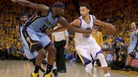 UNGGUL - Golden State Warriors berhasil berbalik unggul 3-2 atas Memphis Grizzlies setelah memetik kemenangan 98-78 di game kelima semifinal NBA Wilayah Barat. (AP Photo/Ben Margot)