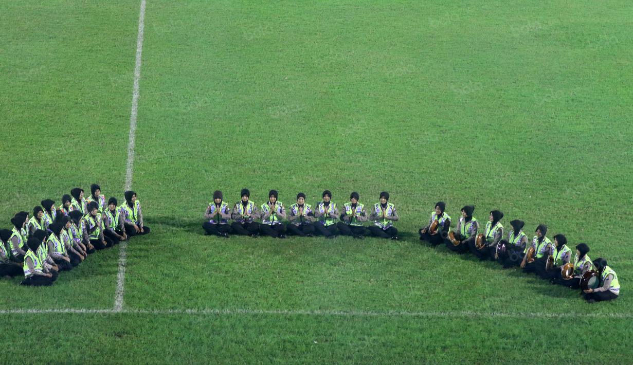 Sekitar 41 Polwan saat menghibur penonton dengan seni Banjari pada Torabika SC 2016 di Stadion Tri Dharma, Minggu(12/6/2016). (Bola.com/Nicklas Hanoatubun)
